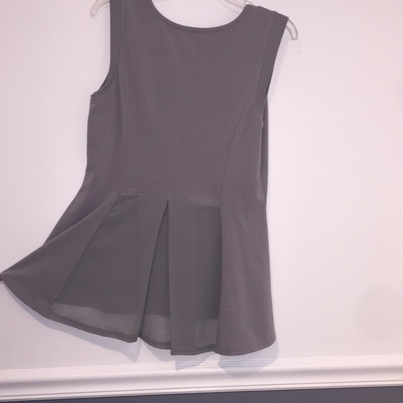 Kathleen Kirkwood size M. Light grey tank - Picture 2 of 5